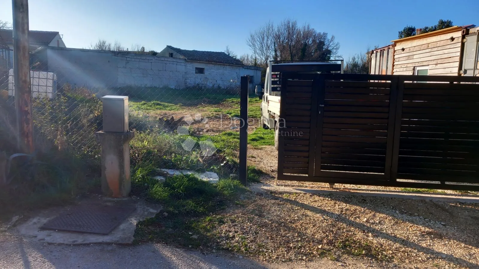 prostrano građevinsko zemljište s priključcima - blizu obale - slika 2