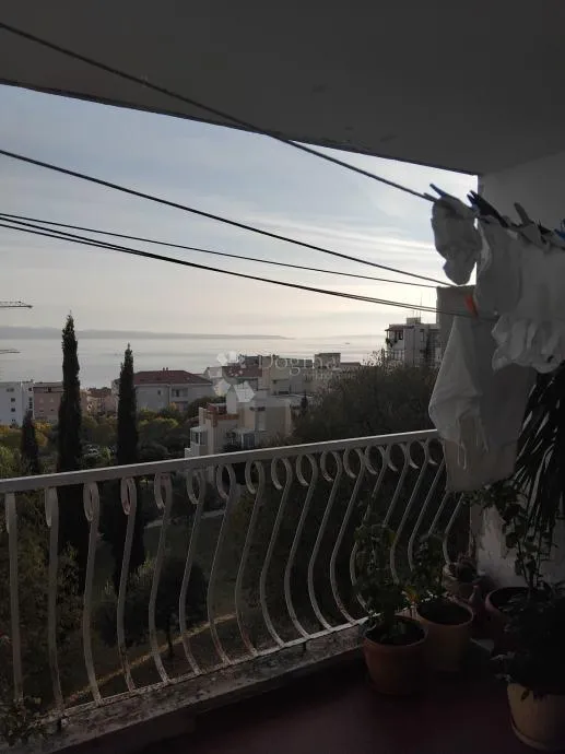 prodaje se – prostran 4-sobni stan na žnjanu, split - slika 1