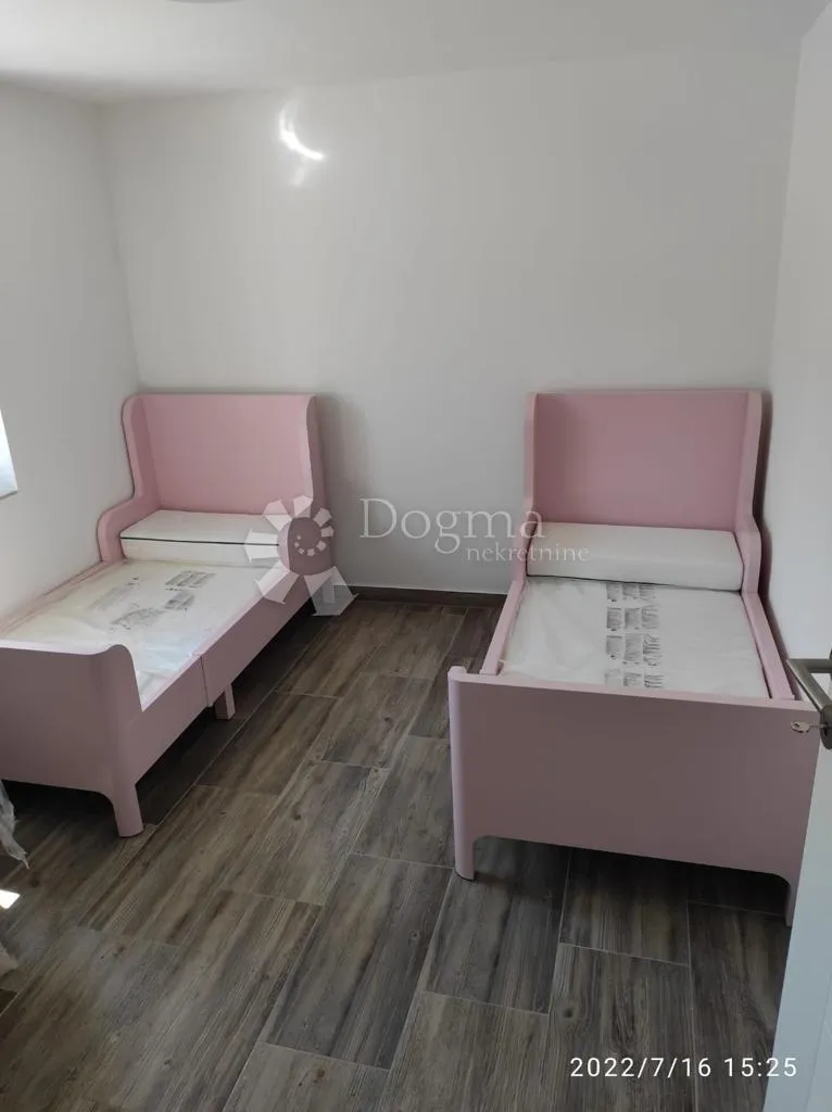 tisno kuća u prvom redu do mora odlična prilika - slika 40