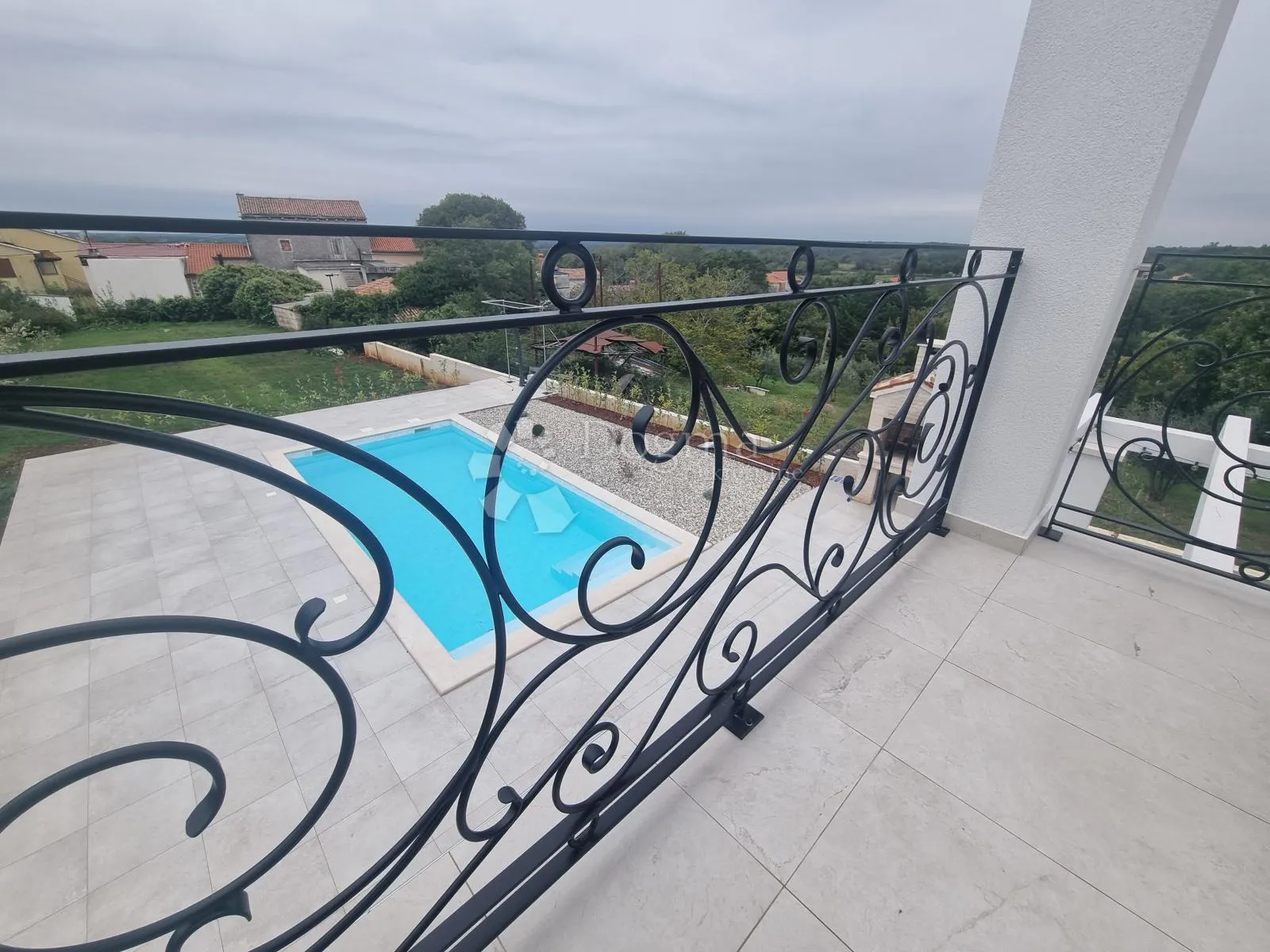 novoizgrađena vila u okolici barbana na brežuljku s otvorenim pogledom - slika 37