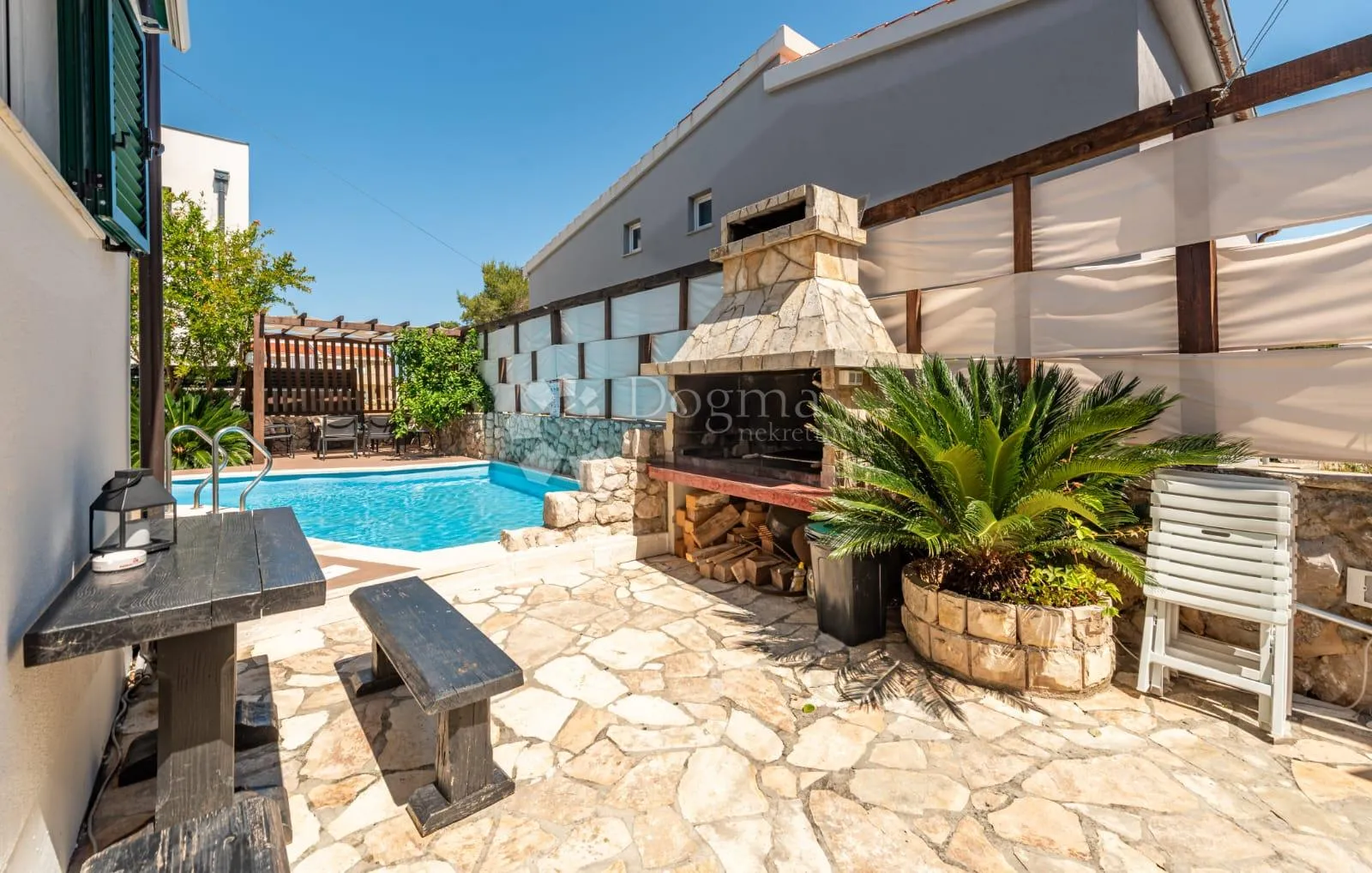 tri apartmana s bazenom - slika 71