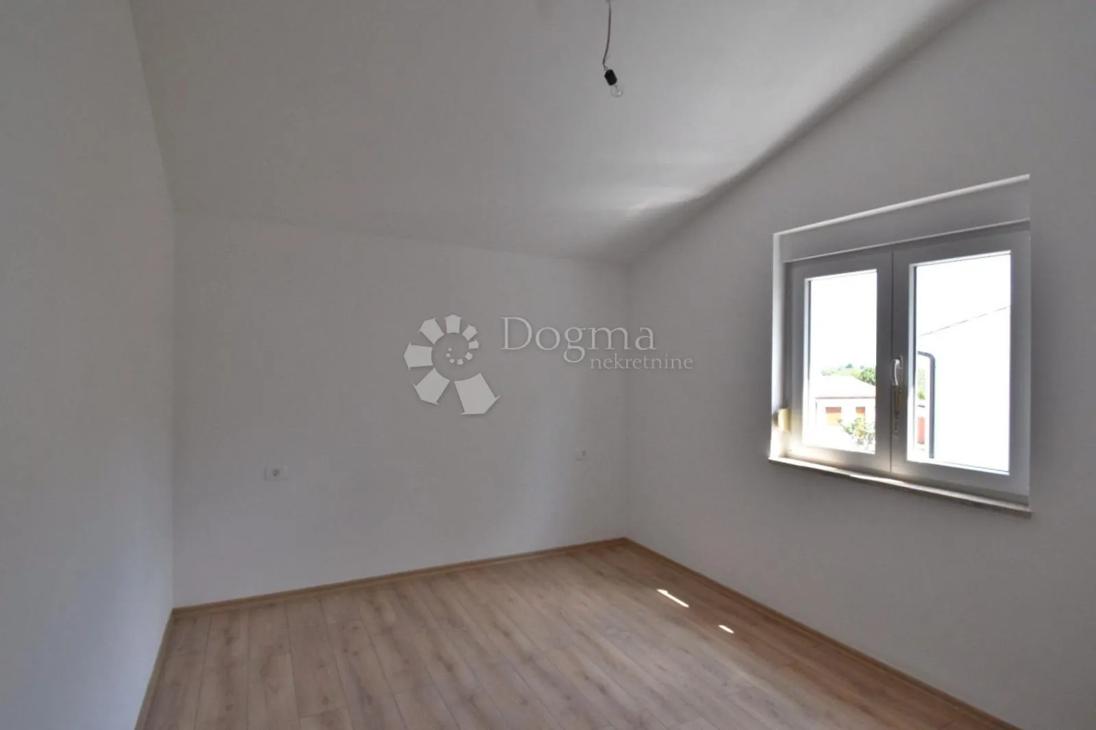 prilika - dva stana + kategorizirani studio apartman! - slika 17