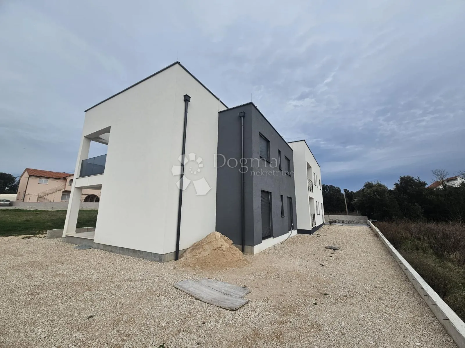 stan, novogradnja, 60m od mora, 3ss + krovna terasa - slika 21