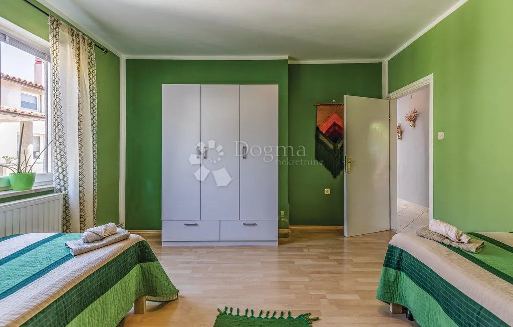 prilika - 2 kuće sa bazenom na odličnoj lokaciji - slika 25