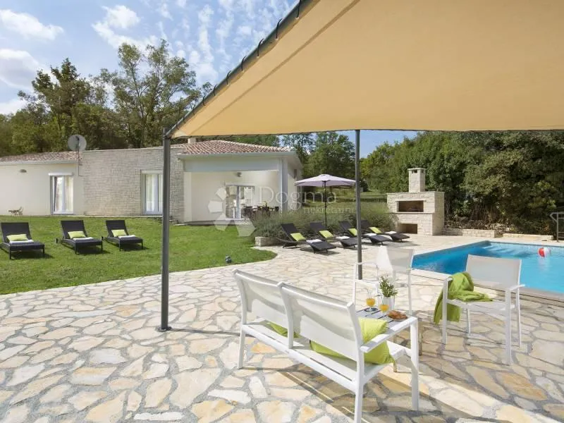 prekrasna villa s bazenom sa prostranom okućnicom od čak 4260m2 - slika 17