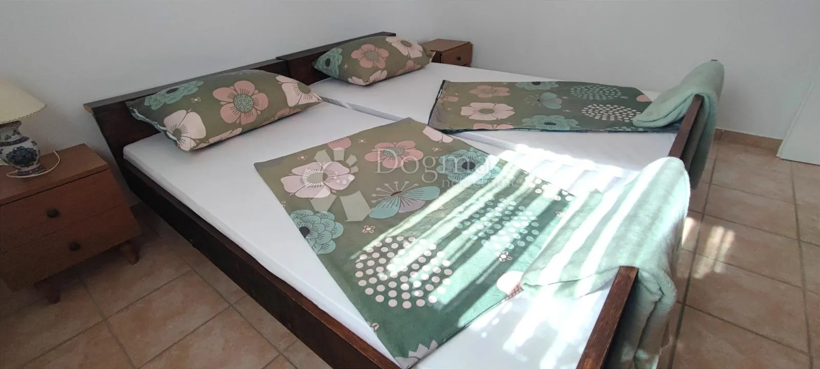 top samostojeća kuća s 3 apartmana (300m od mora), povljana - slika 14