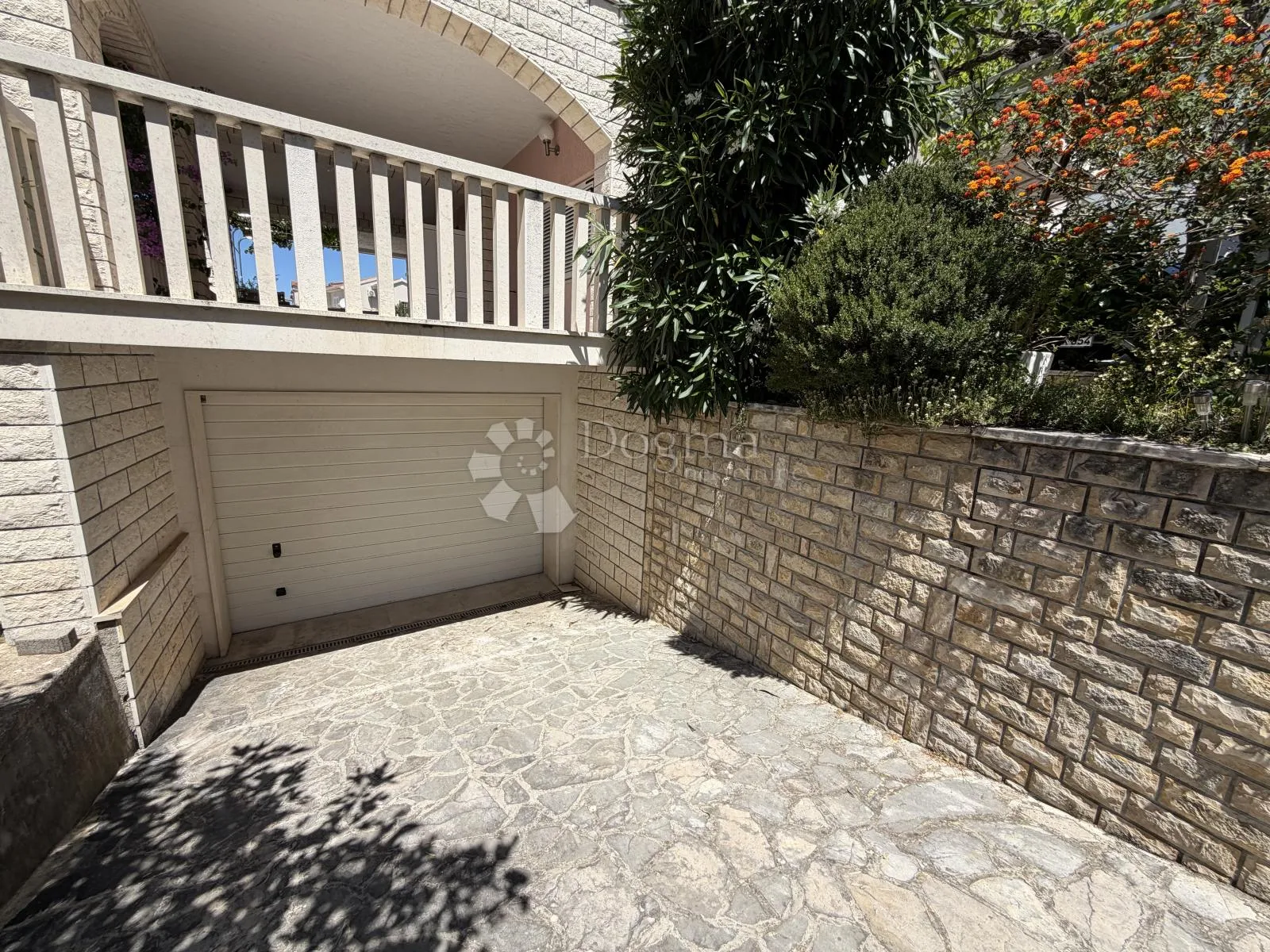 prilika u brodarici- kuća blizu mora, s 6 apartmana i 3-sobnim stanom!! - slika 54