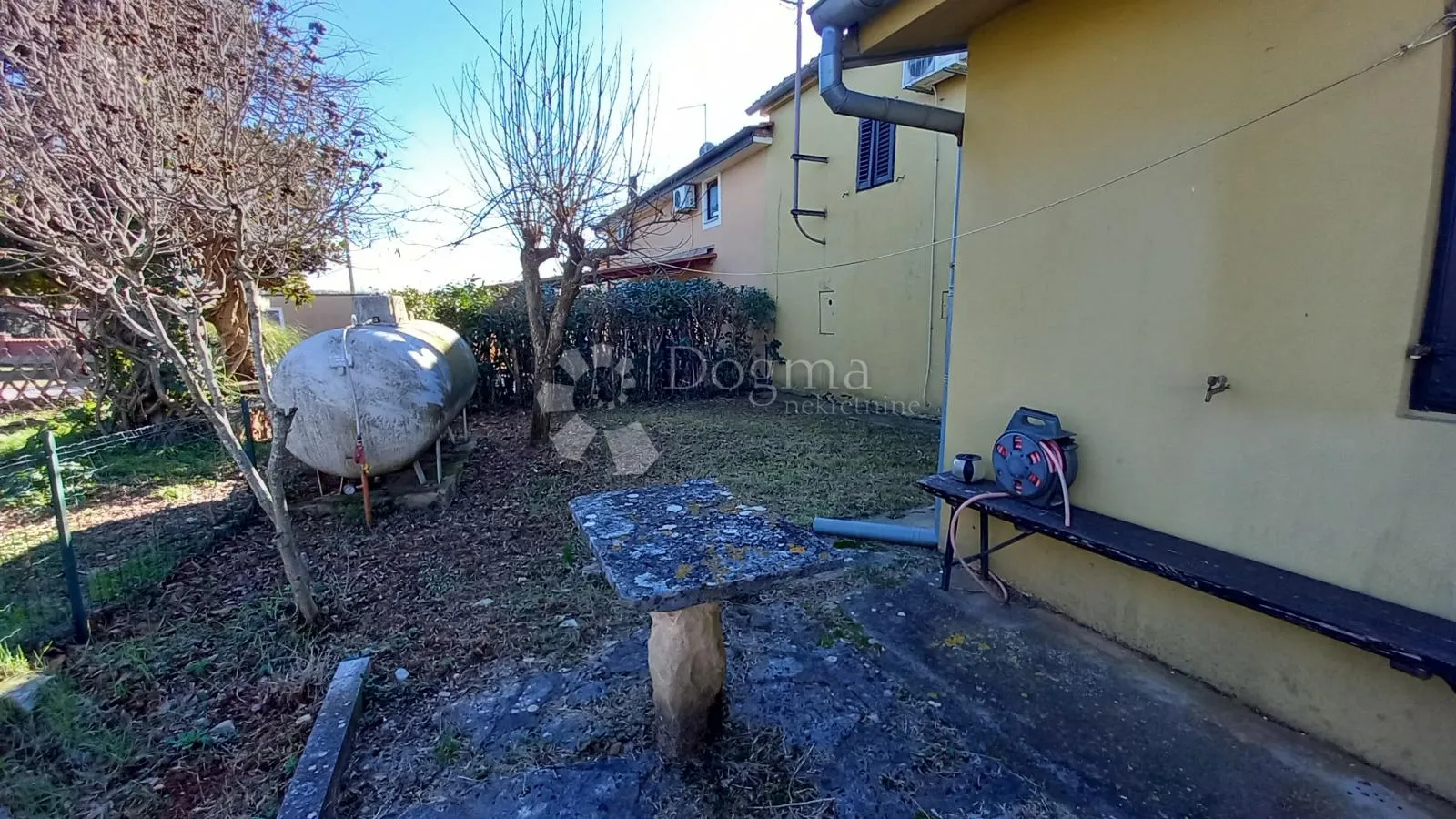 prostrana kuća s dva apartmana u mirnom okruženju blizu brtonigle - slika 32