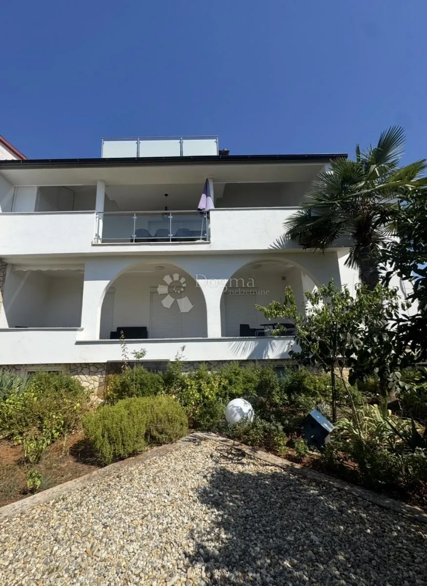 kuća sa 3 odvojena apartmana - slika 2