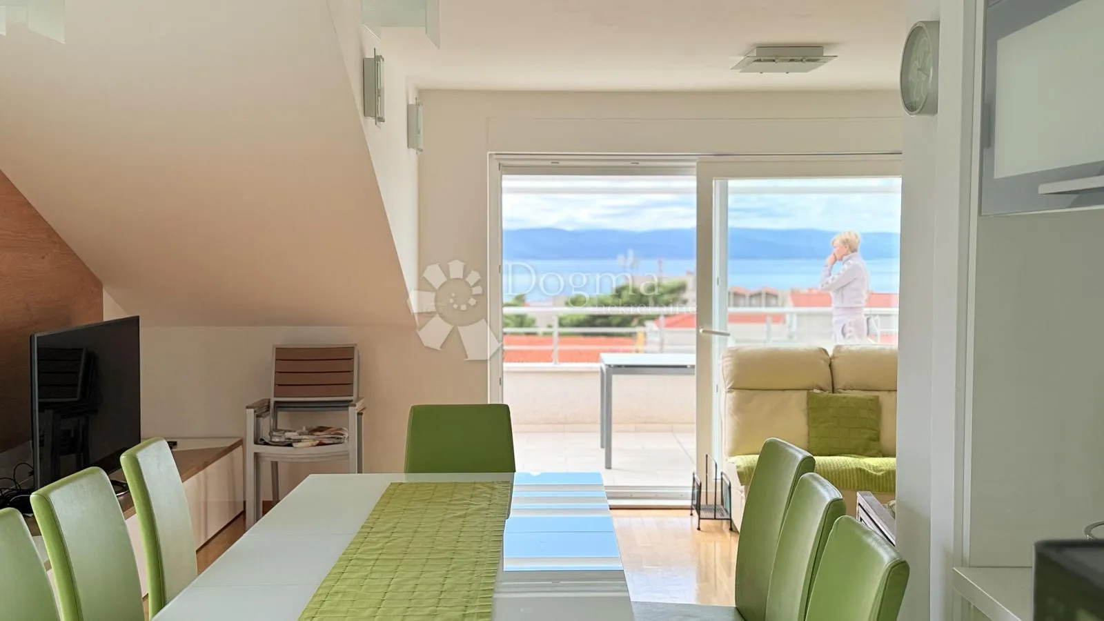 penthouse u baškoj vodi – dvoetažni, kompletno namješten - slika 10