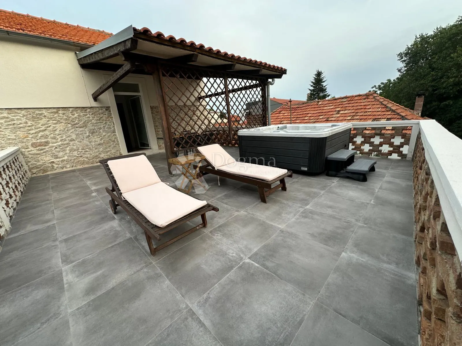 stan u kamenoj zgradi, 100 m od mora, 105 m2 stambeno + terasa - slika 18