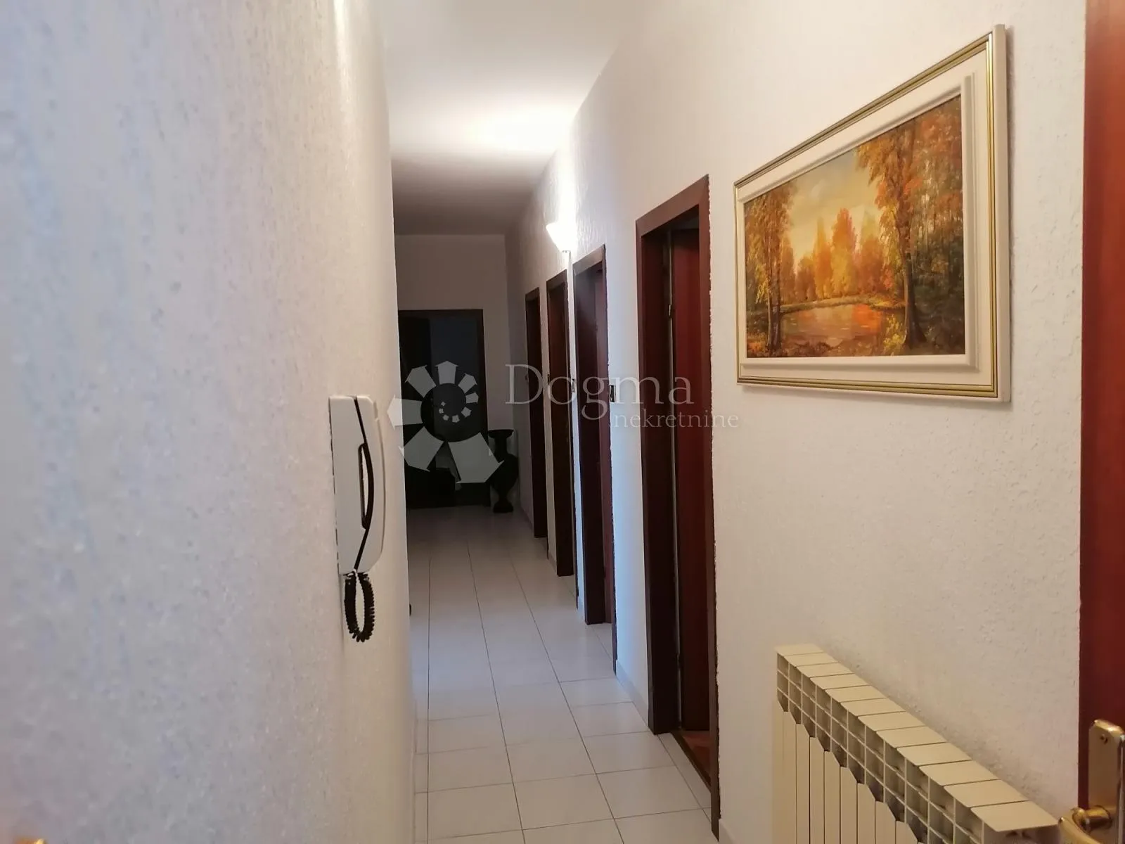 kuća na drenovi s dva trosobna stana i velikom okućnicom - slika 5