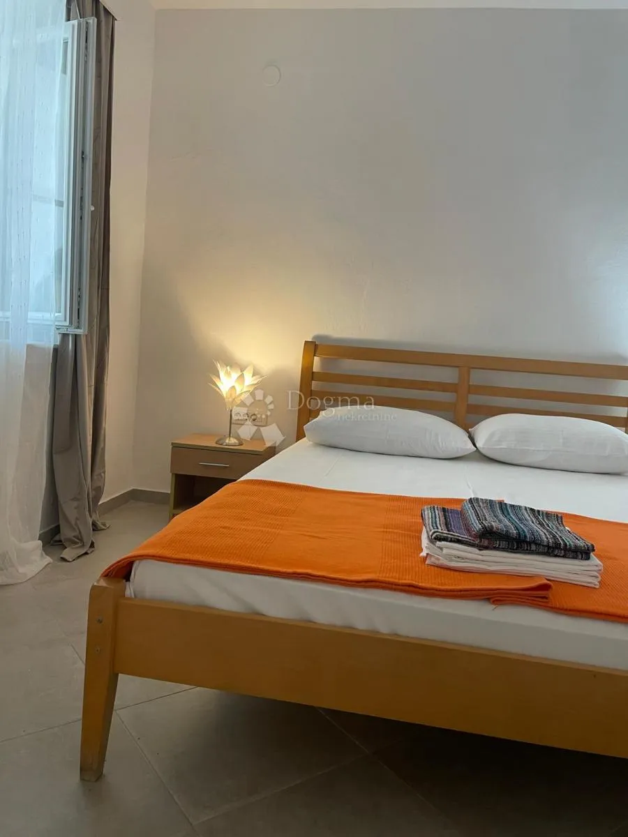 senj, kuća s dva stana i okućnicom. - slika 17