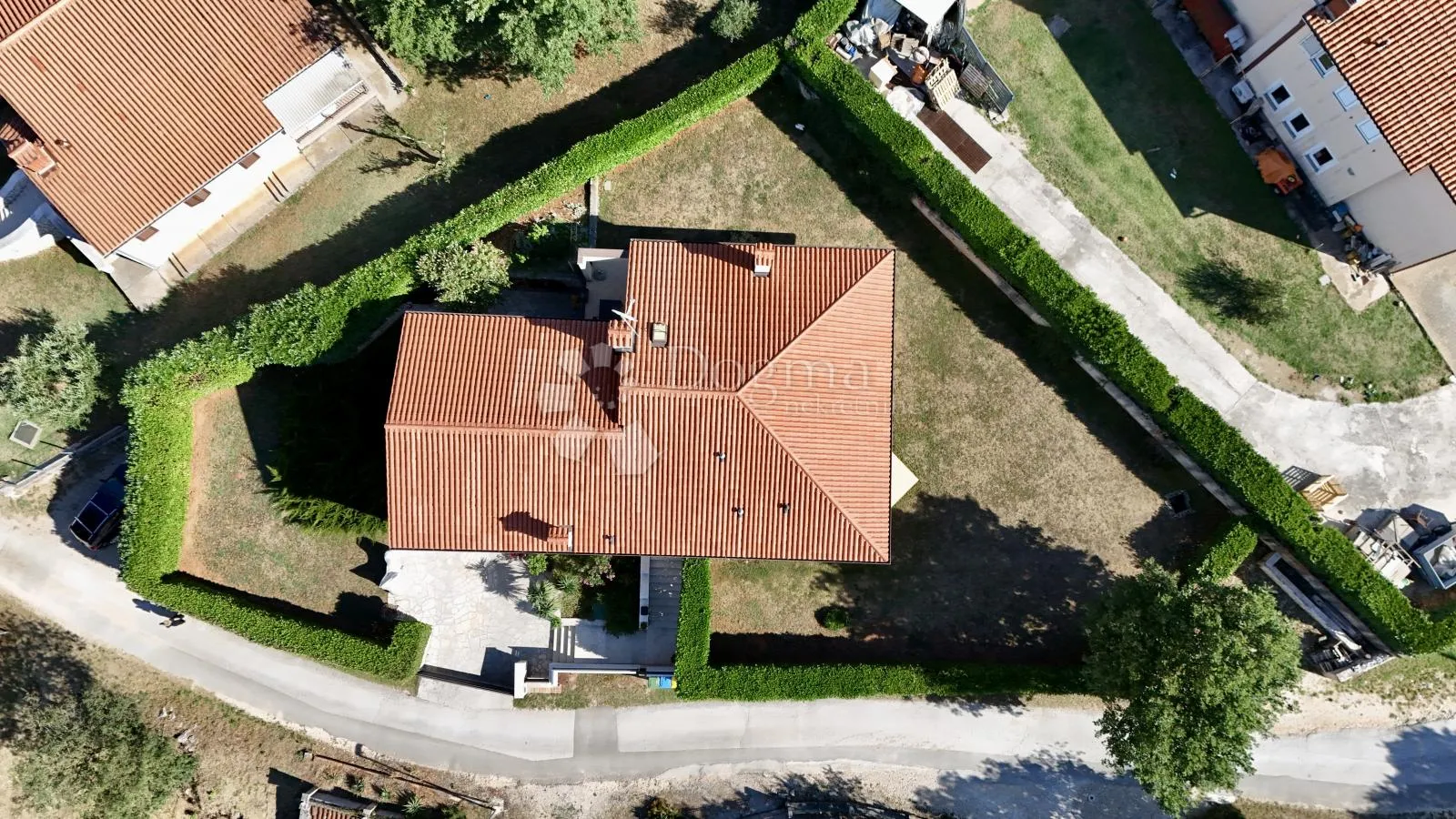 kvalitetna obiteljska kuća sa garažom , 1 km od centra - slika 2