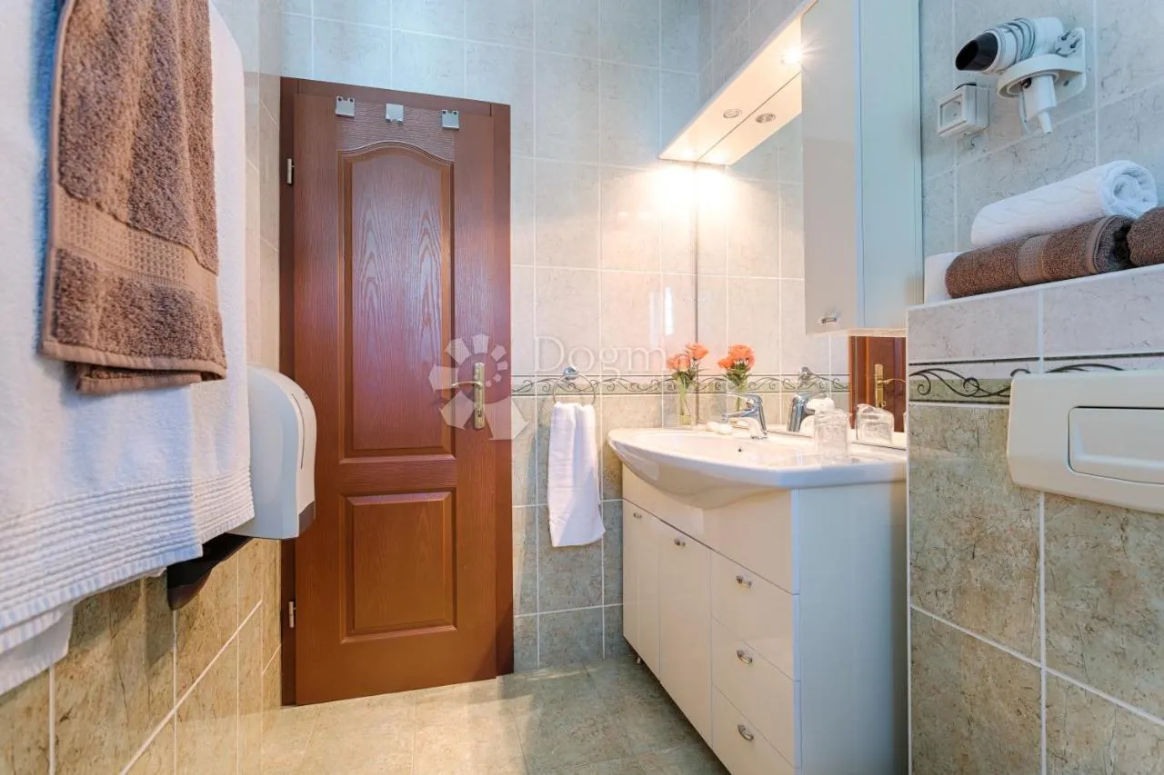 prekrasan obiteljski hotel sa restoranom, 80m do mora! - slika 14
