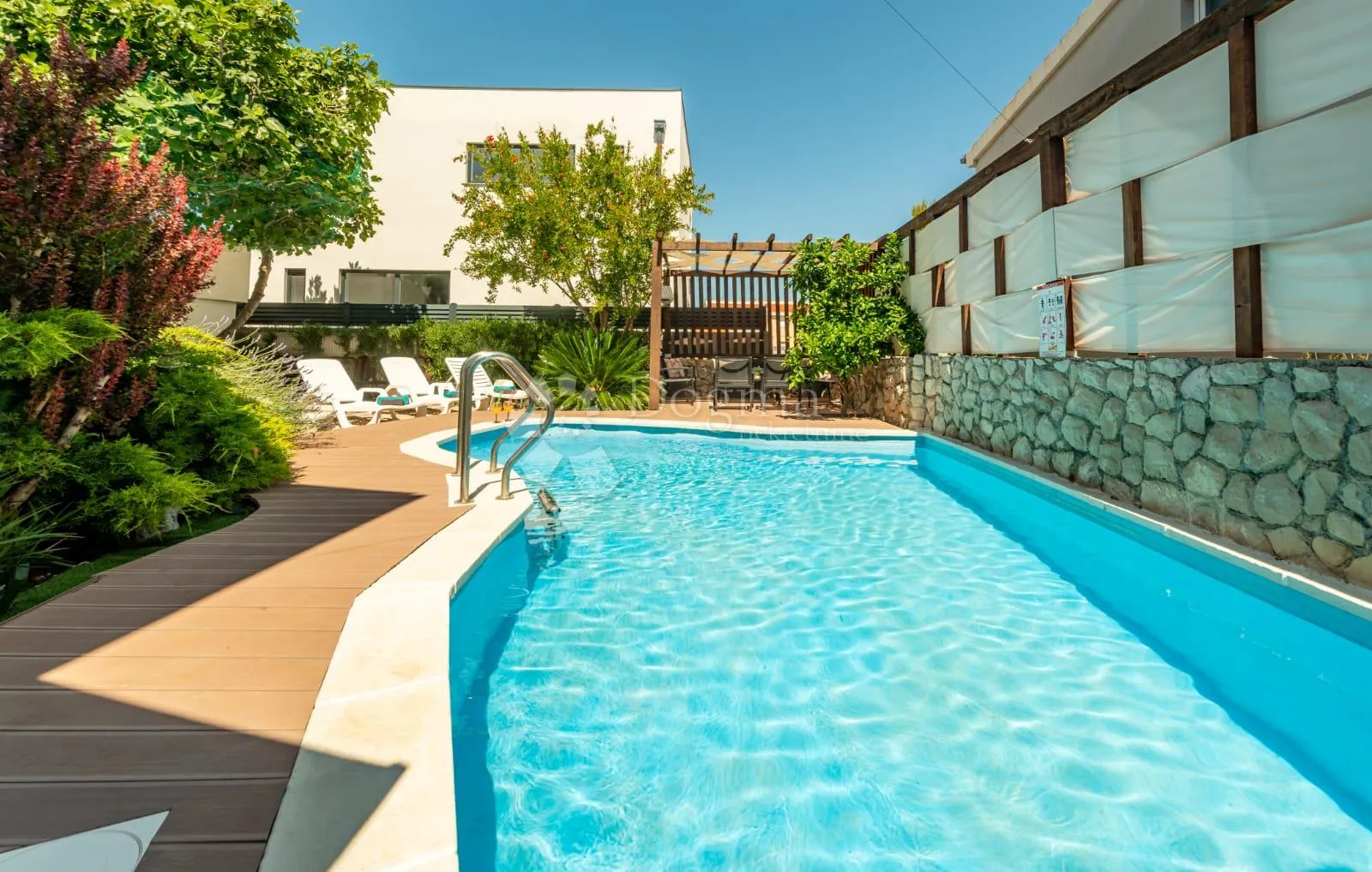 tri apartmana s bazenom - slika 75