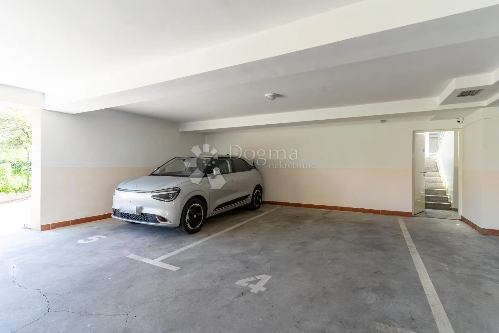 moderan četverosoban stan s 3 spavaće sobe i 2 natkrivena parkinga - slika 19