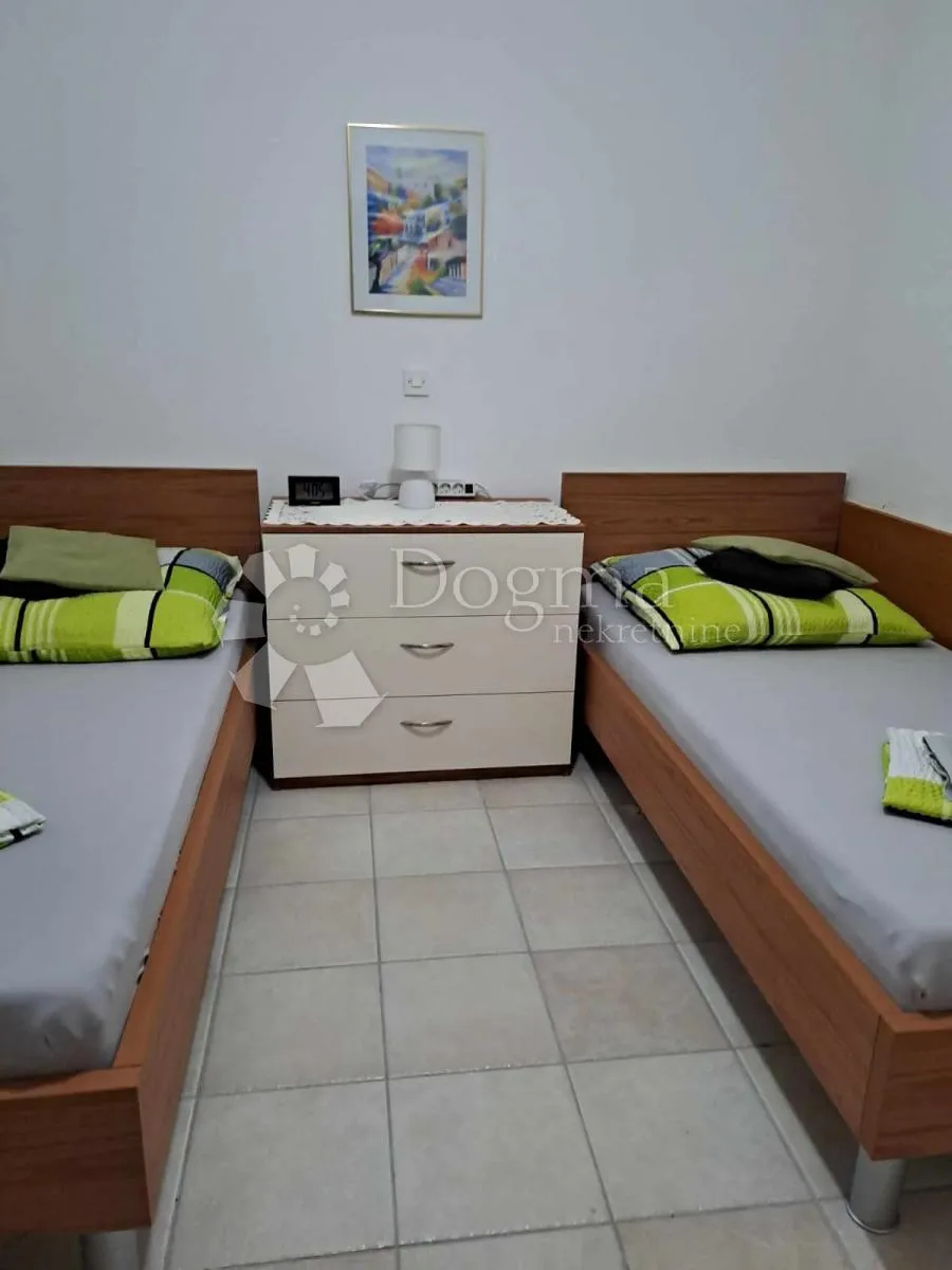 samo kod nas!! lijepo uređeni apartman sa terasom u barbatu - slika 11
