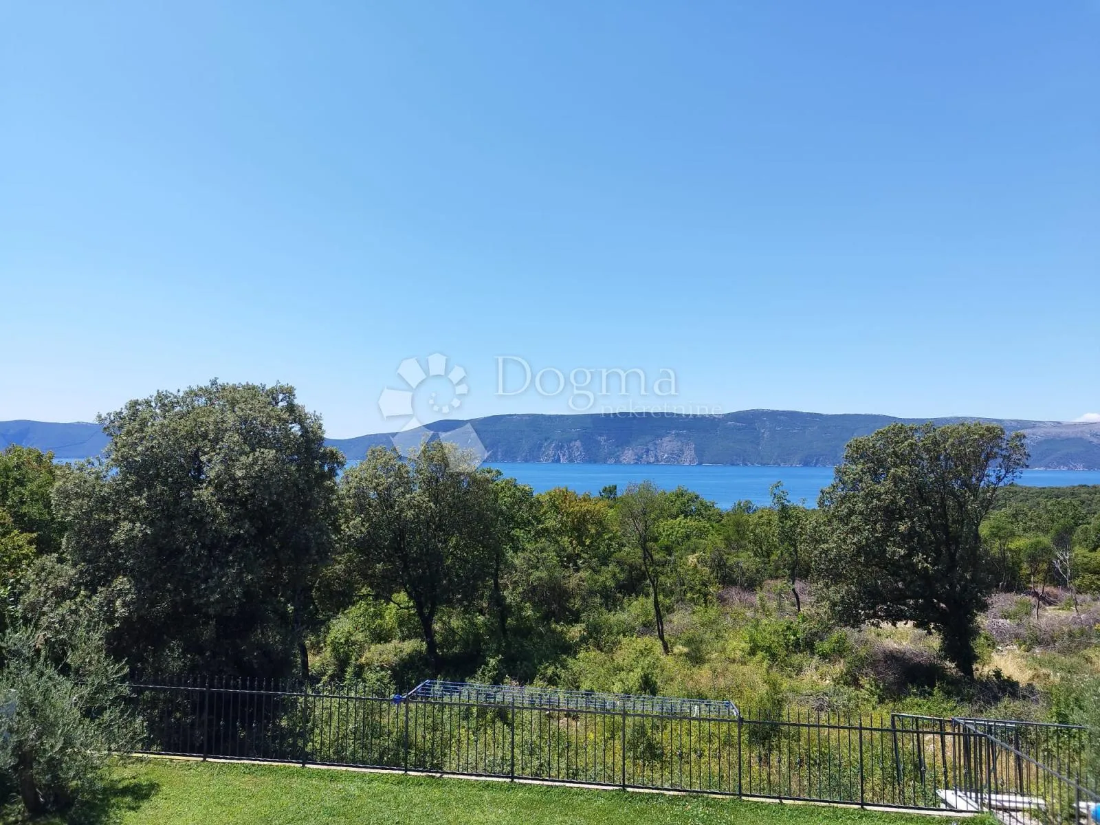 šarmantna kuća s bazenom - okolica grada krka - slika 9