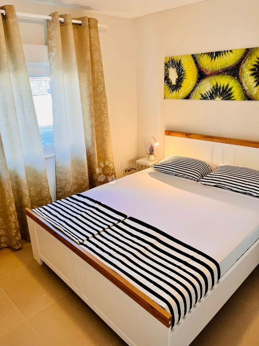 rogoznica- prilika! kuća s 5 apartmana 150m od plaže - slika 12