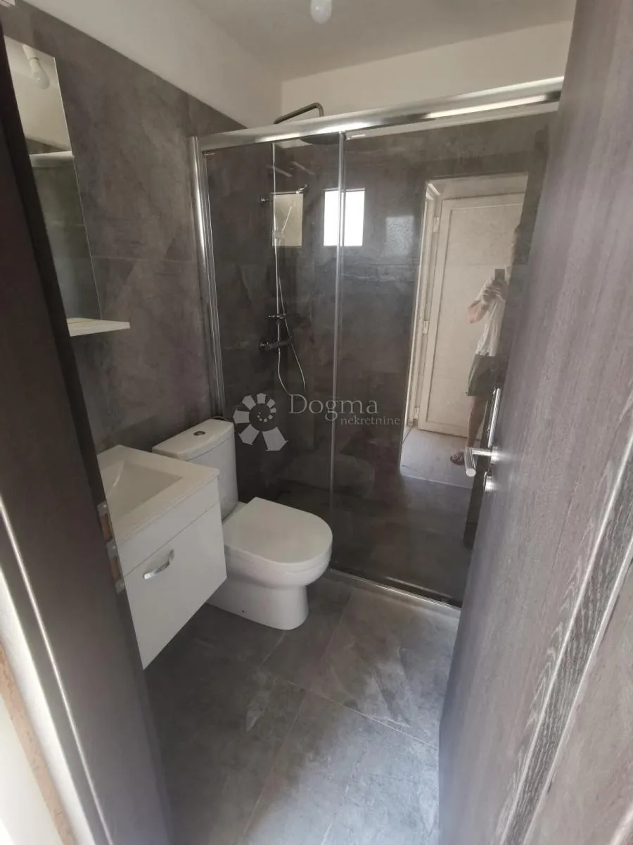 rogoznica - tri moderna stana u novogradnji 100 m od plaže - slika 8