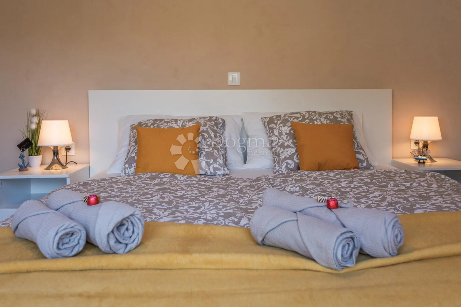 charming stone house with a pool - slika 24