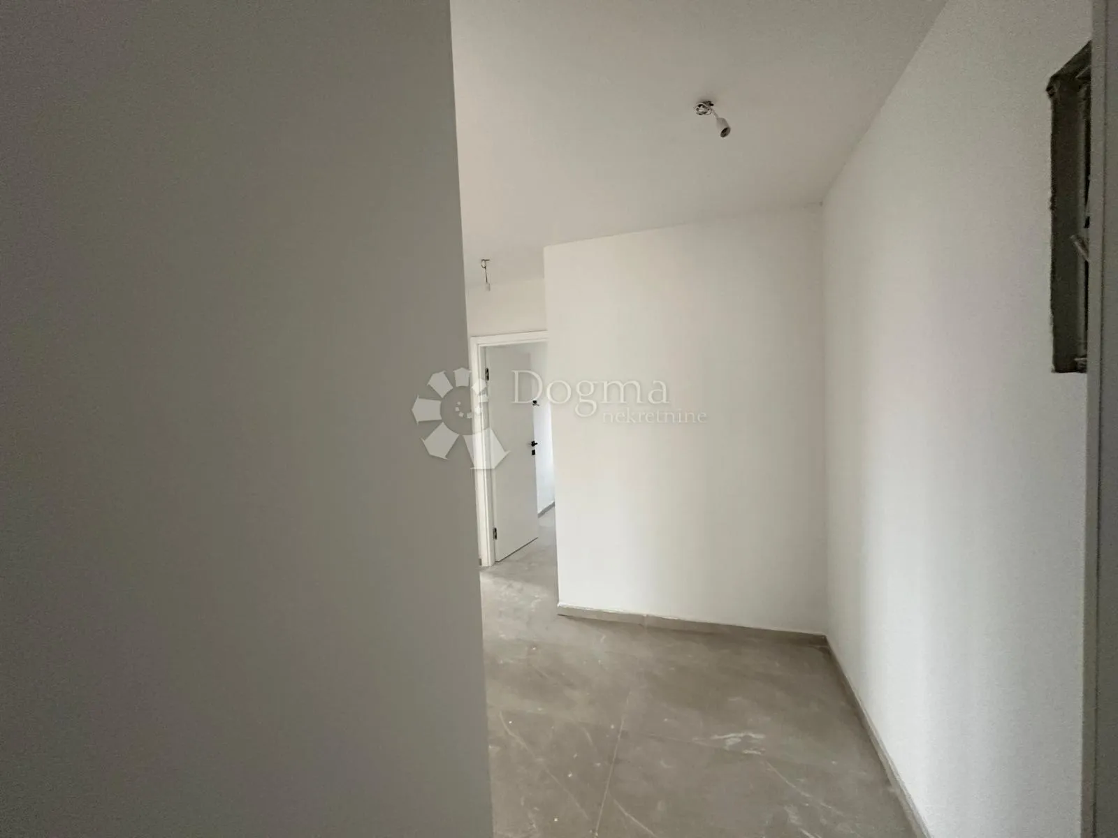 moderna novogradnja 70m od mora - slika 12
