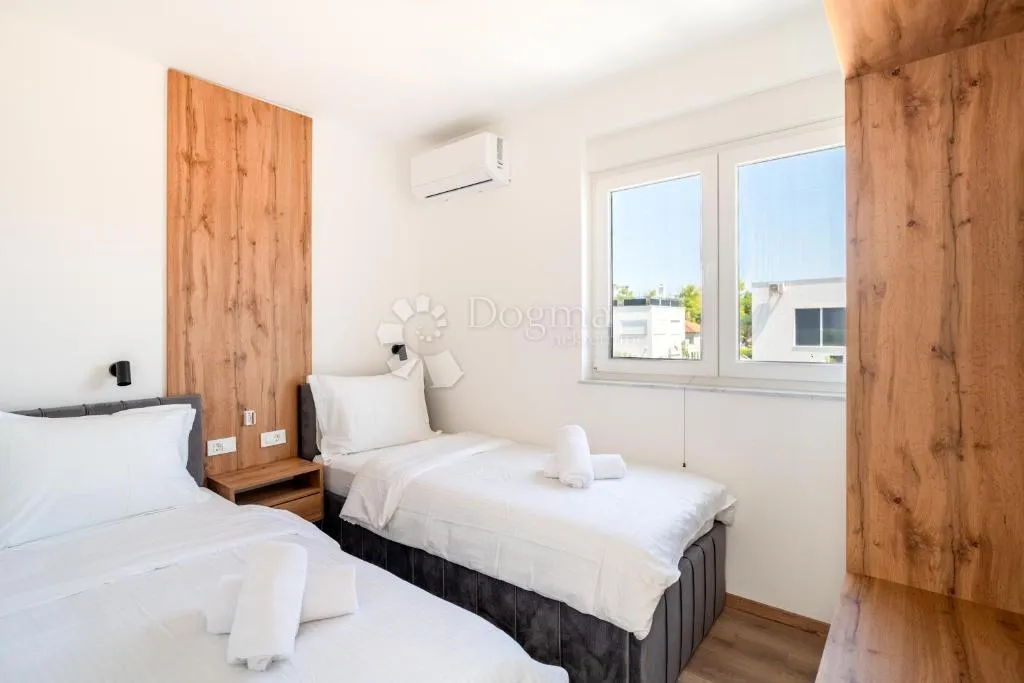 moderna dvojna kuća s bazenom – privlaka, 150 m od mora s4 - slika 22