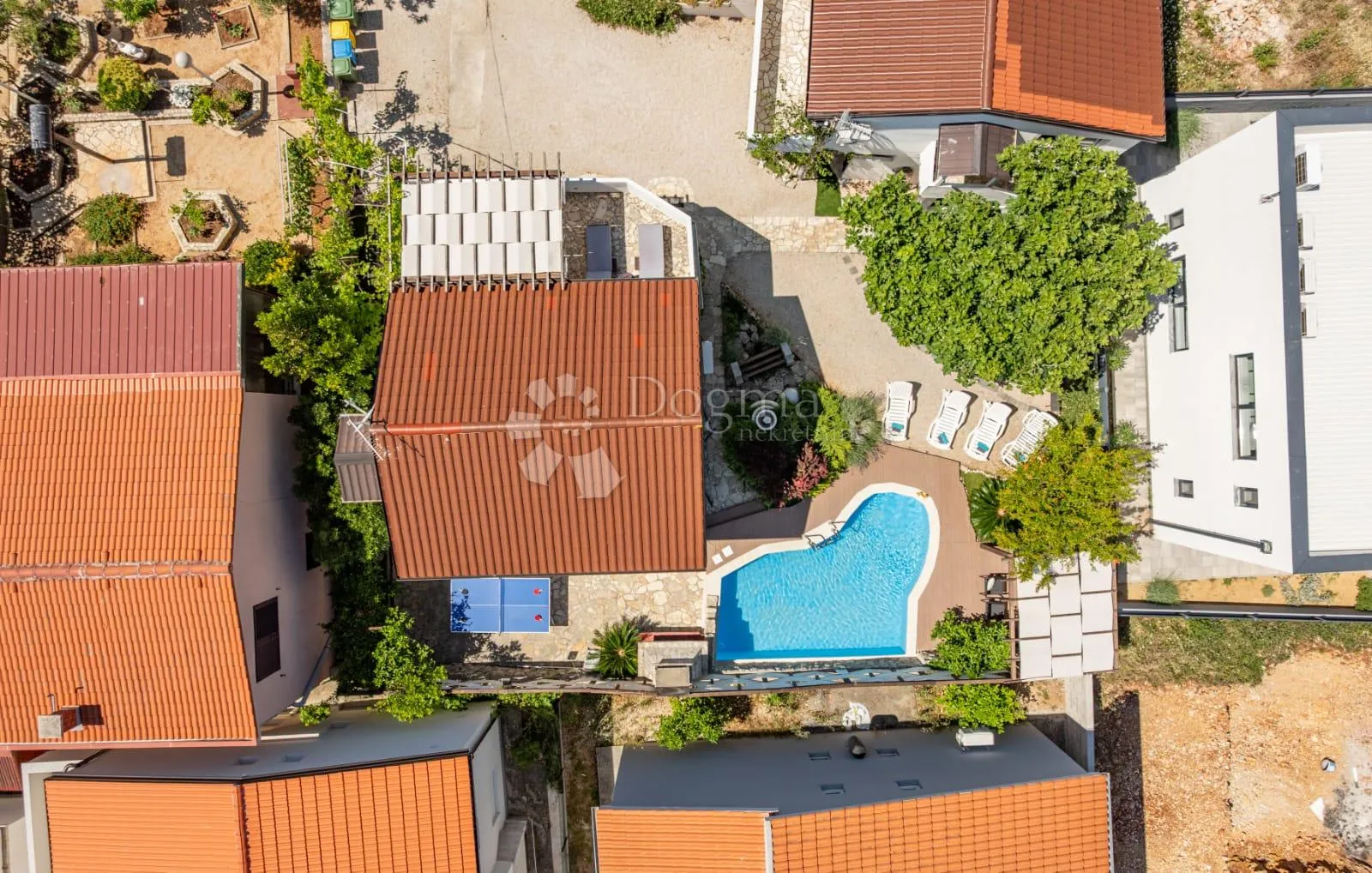 tri apartmana s bazenom - slika 1