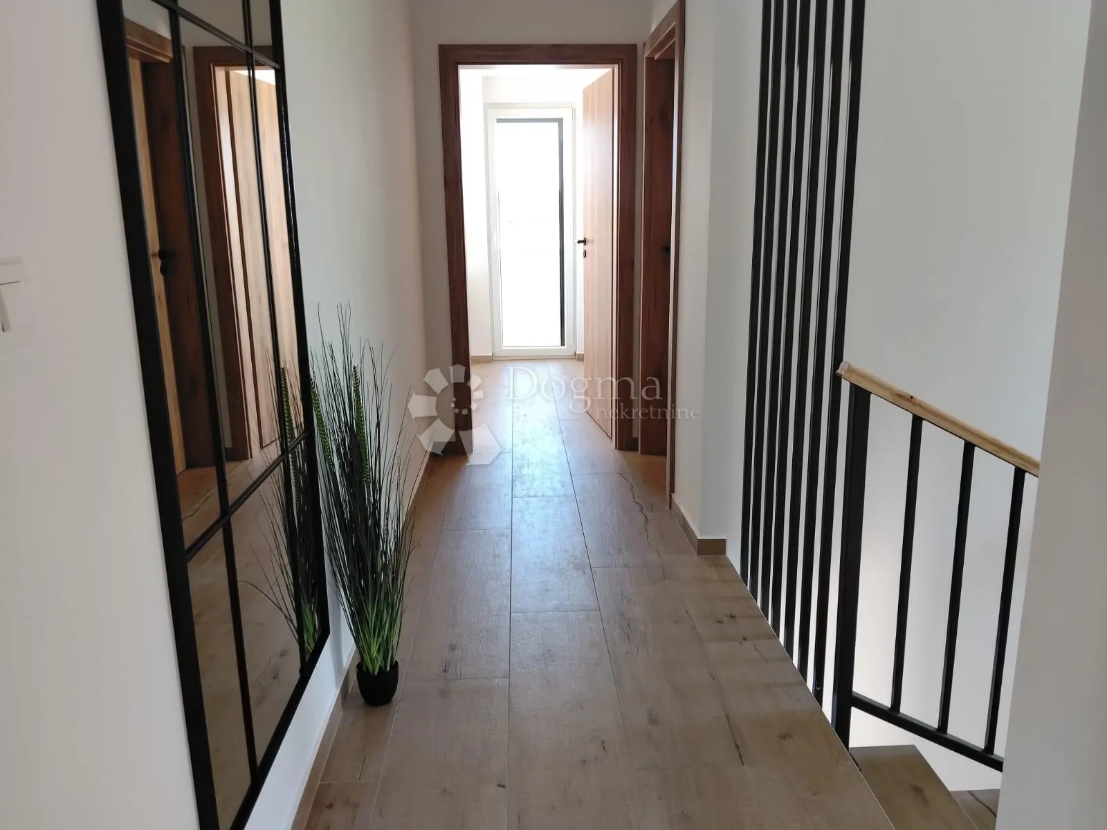 moderna vila s bazenom u žeravi - slika 5
