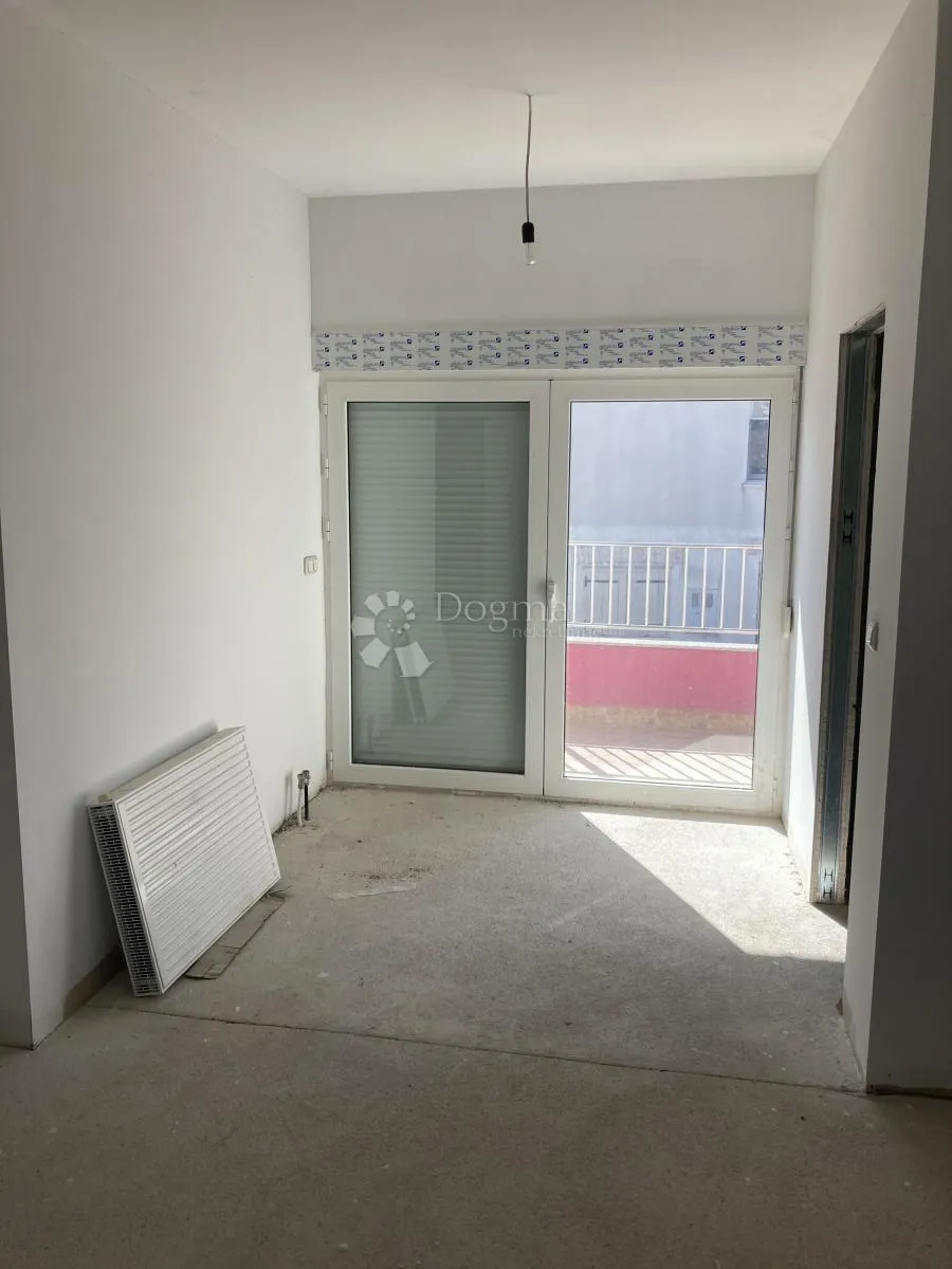 prilika - apartmanska kuća u pirovcu, 1. red do mora - slika 43