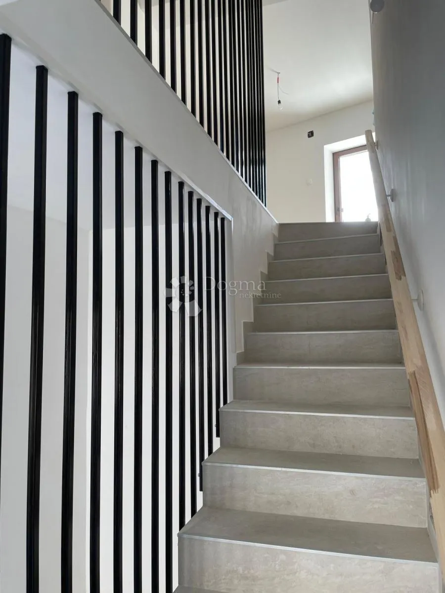 dvoetažni apartman sa ogromnom terasom - slika 6