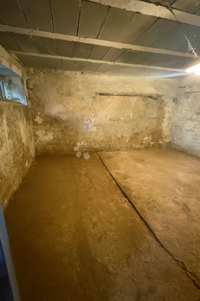 starina sa dušom i pogledom na more - slika 7