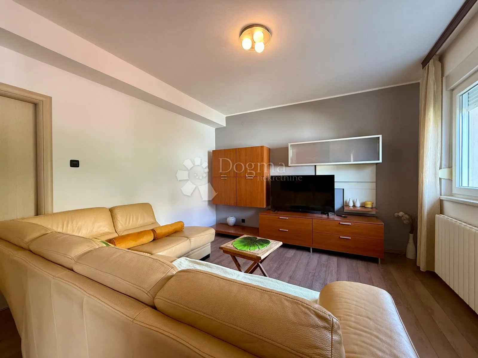 prostran dvosoban stan, 90 m²– pula - slika 1