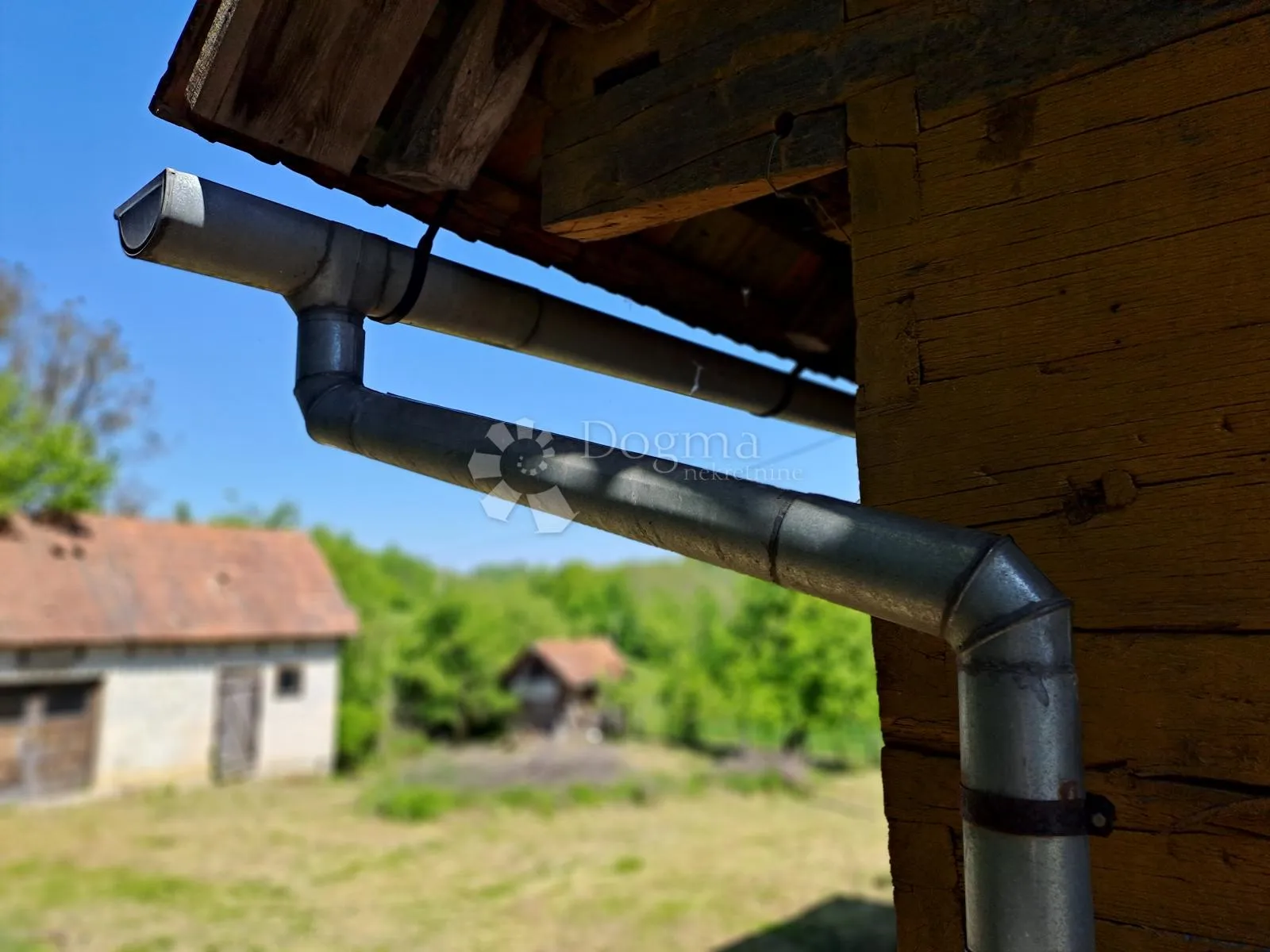 vikendica na selu s priključkom struje - slika 2