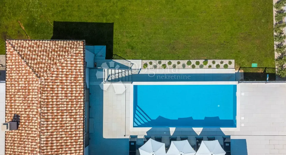 sniženo!!impozantna villa u blizini labina - slika 19