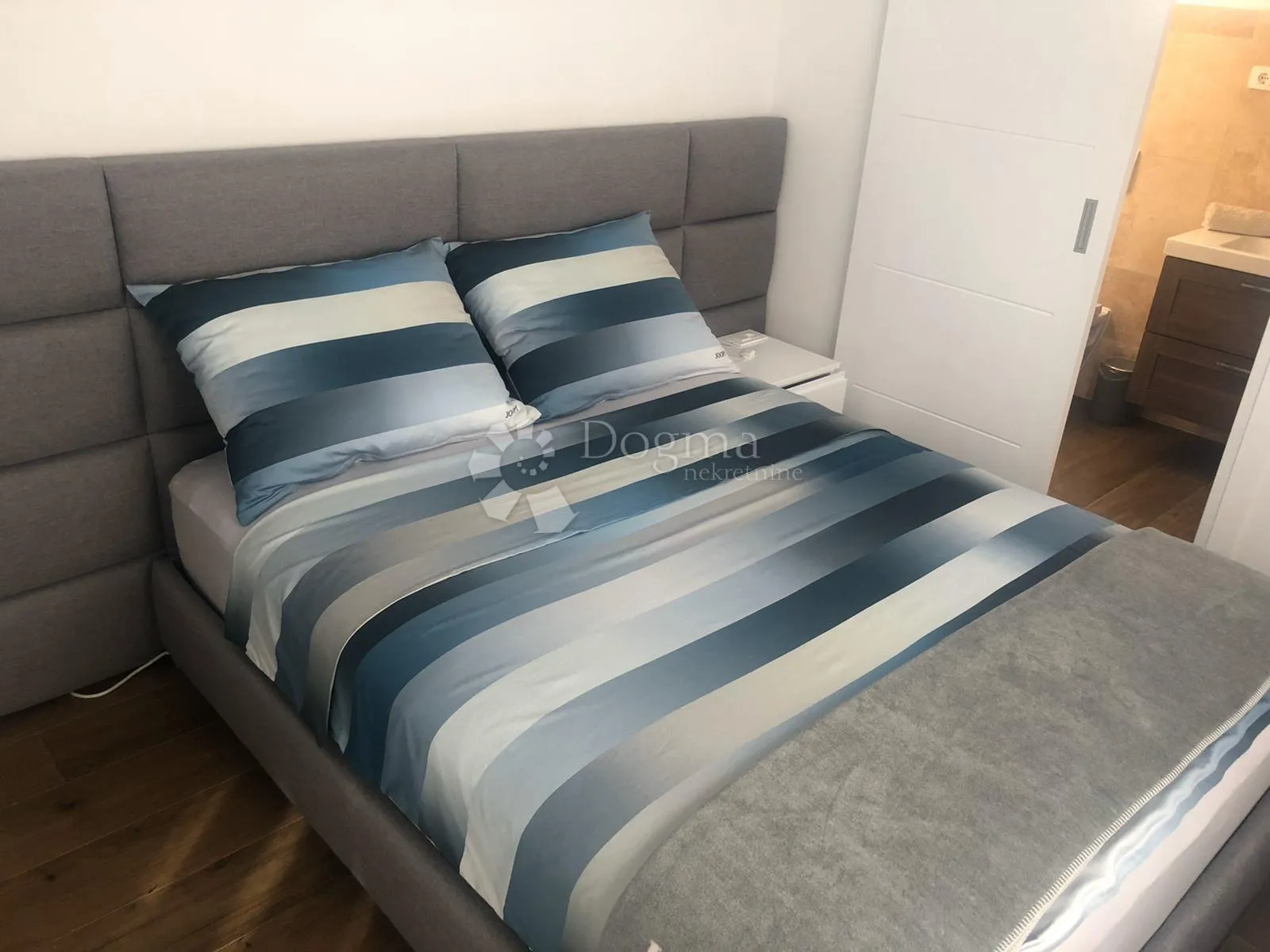 betina – luksuzni apartman s privatnim bazenom, 1. red do mora! - slika 14