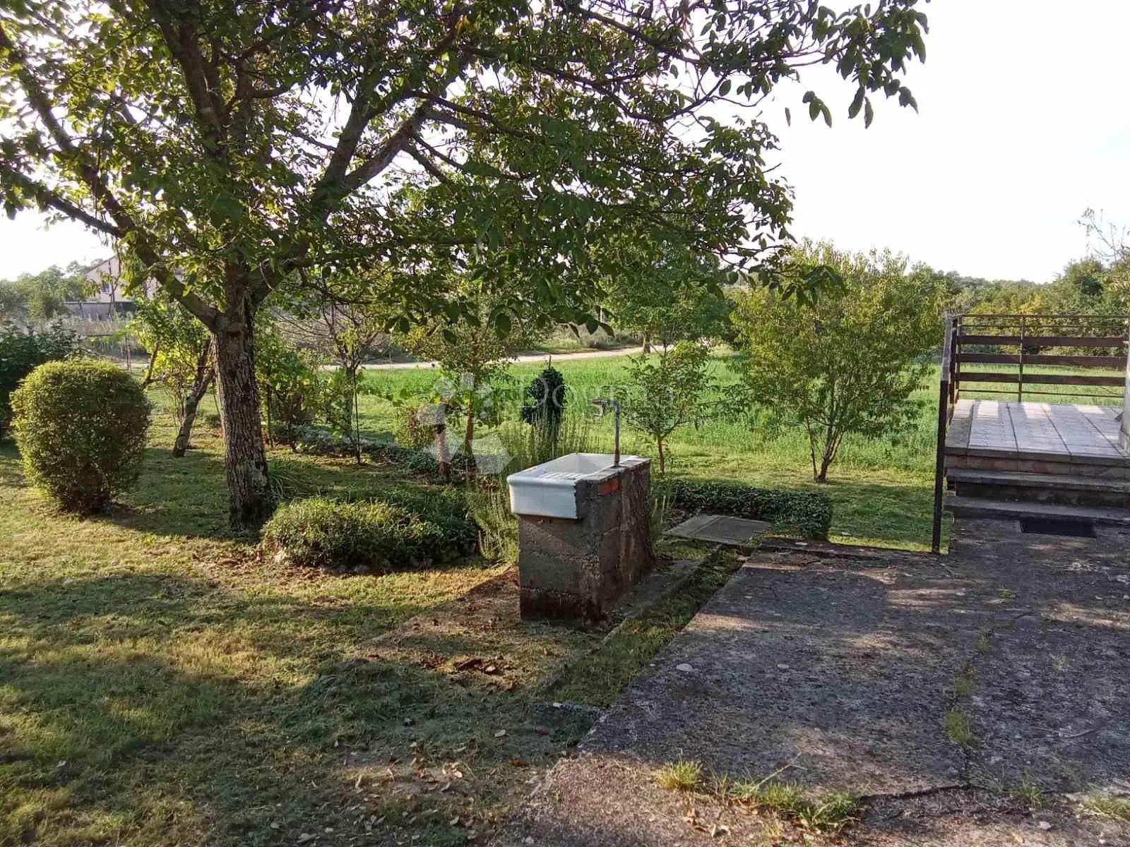 kuća s prostranom građevinskom parcelom – pazin - slika 5