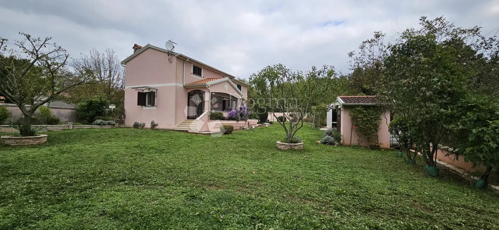 ekskluzivno kuća na osami, okružena šumom - slika 35
