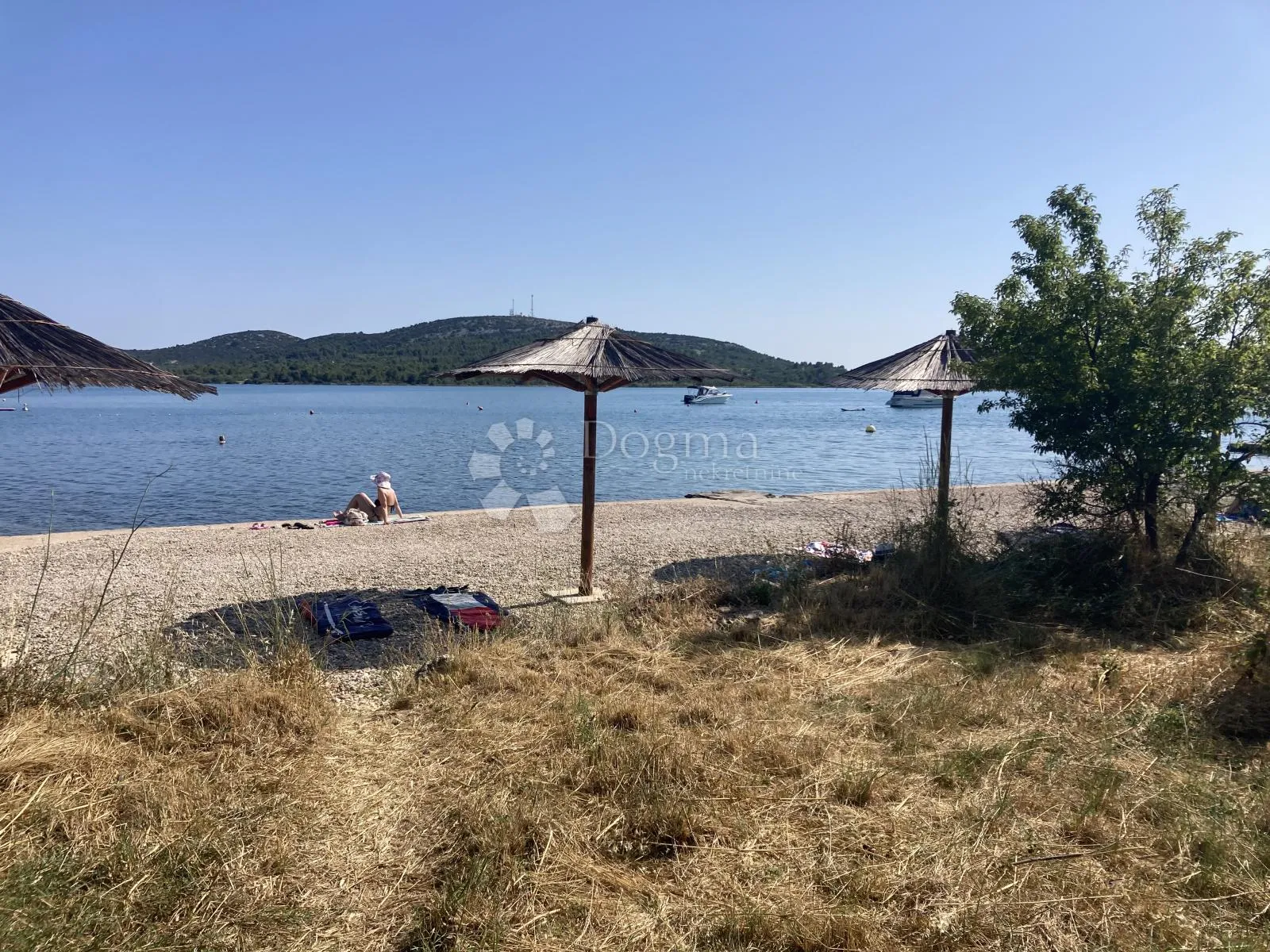 prilika - apartmanska kuća u pirovcu, 1. red do mora - slika 2