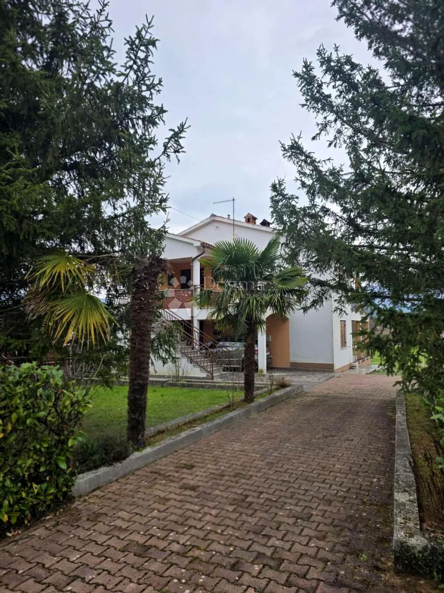 kuća s dva stana i građevinskom okućnicom 4740m2 u okolici labina - slika 3