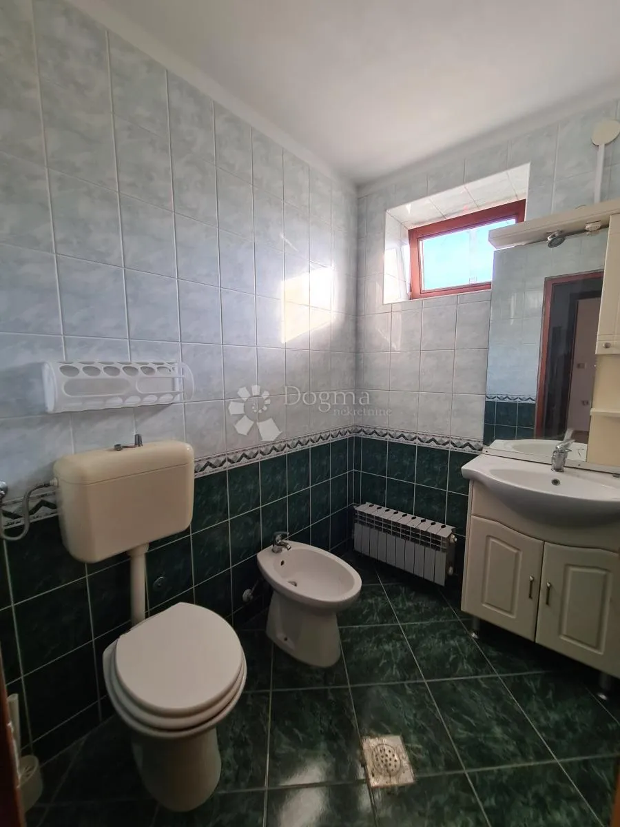 vila s bazenom i teniskim terenom - slika 19