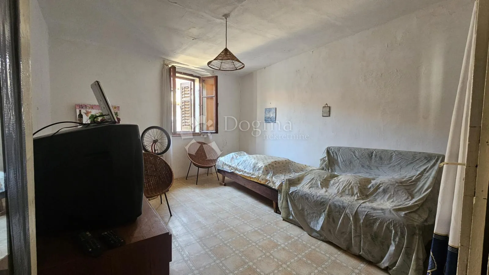 apartman u centru cresa, potrebna adaptacija! - slika 12