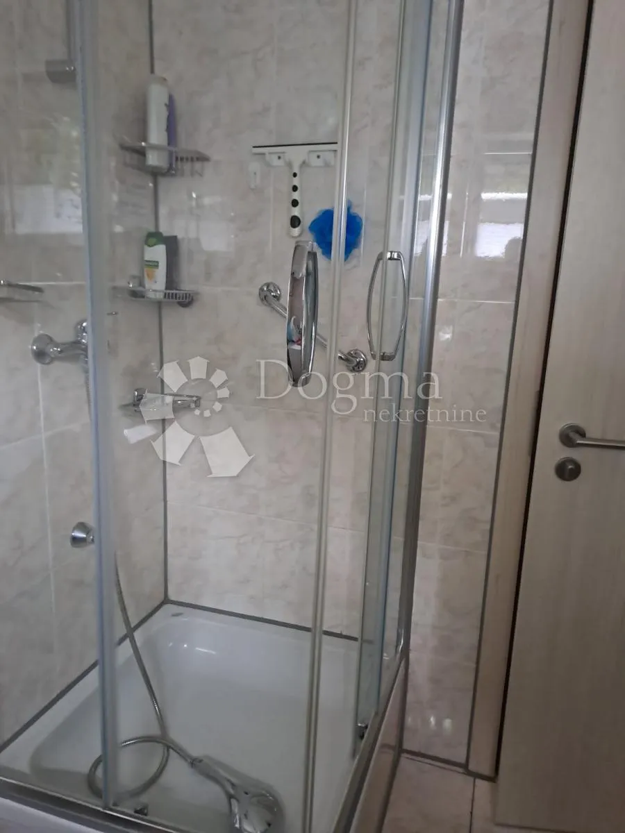 samo kod nas!! lijepo uređeni apartman sa terasom u barbatu - slika 10