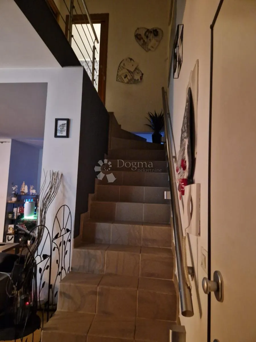 škurinje odličan dvoetažni stan 3s+db - slika 14