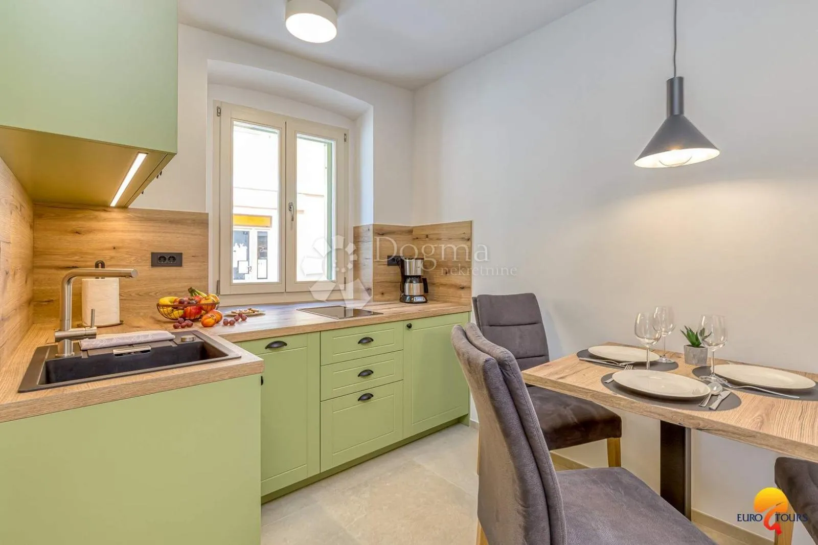očaravajuća apartmanska kuća u samom centru vrsara - slika 24