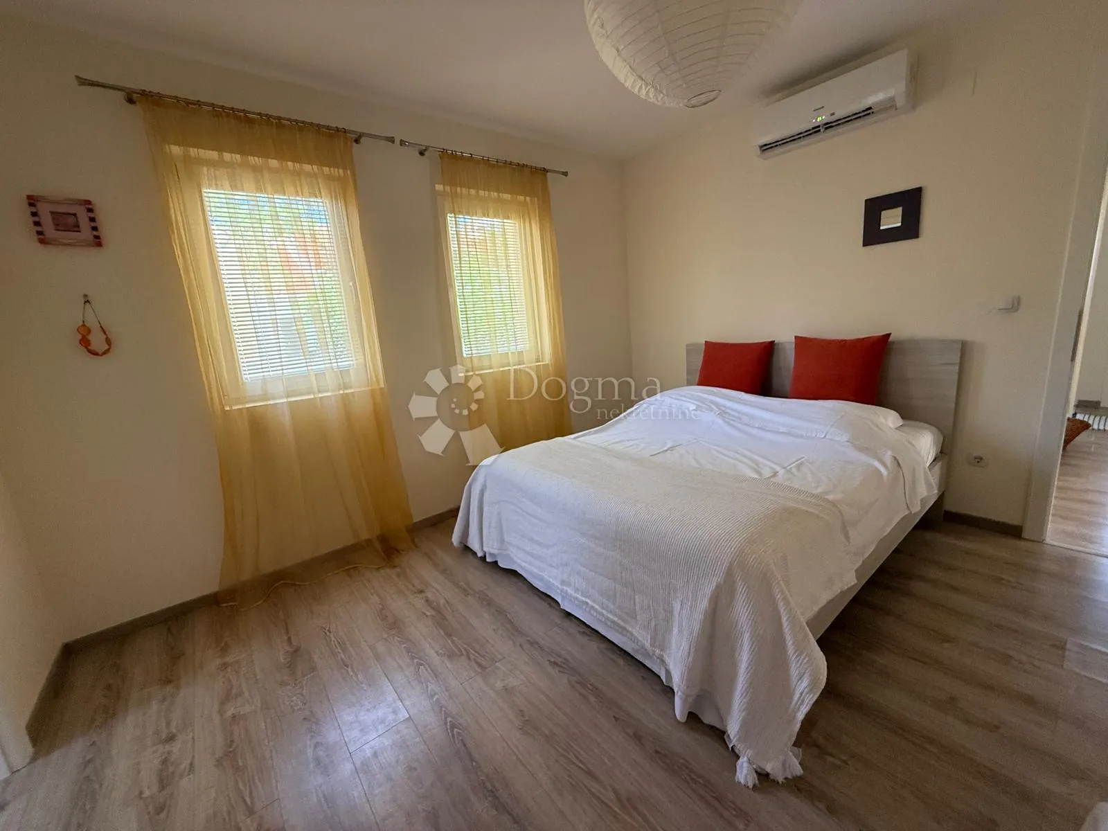 kuća na pagu s velikim dvorištem - 310m2 - slika 12