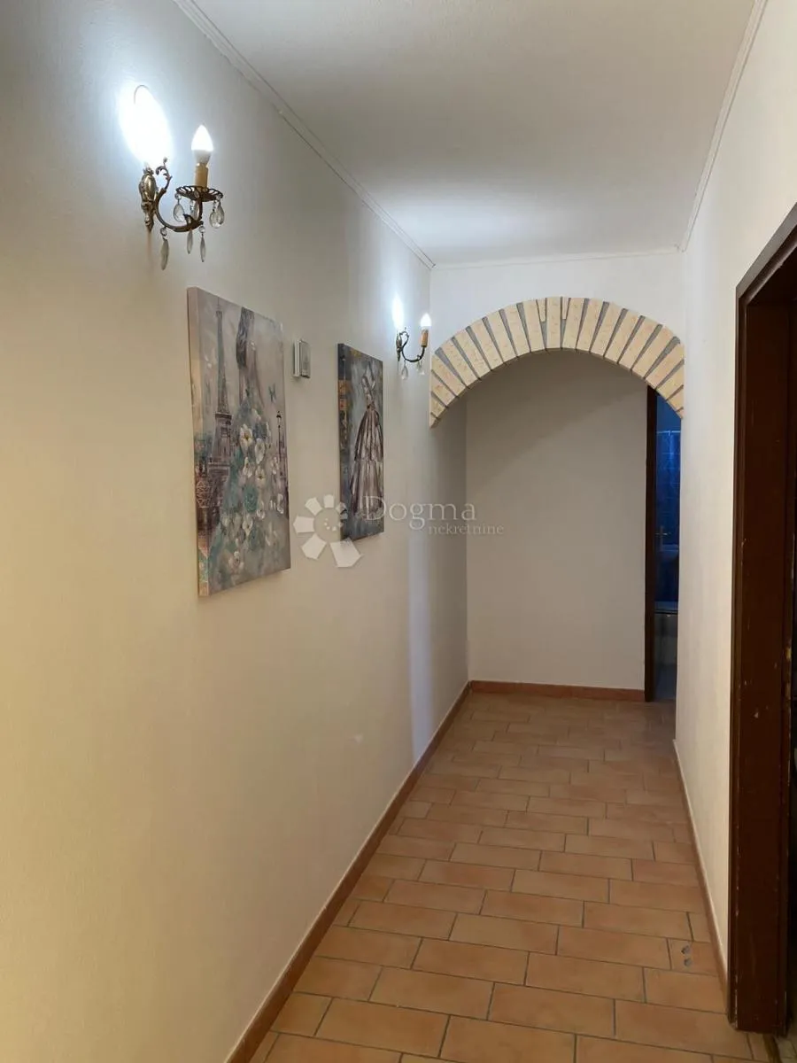apartmanska kuća na 10-tak km od buzeta! - slika 2