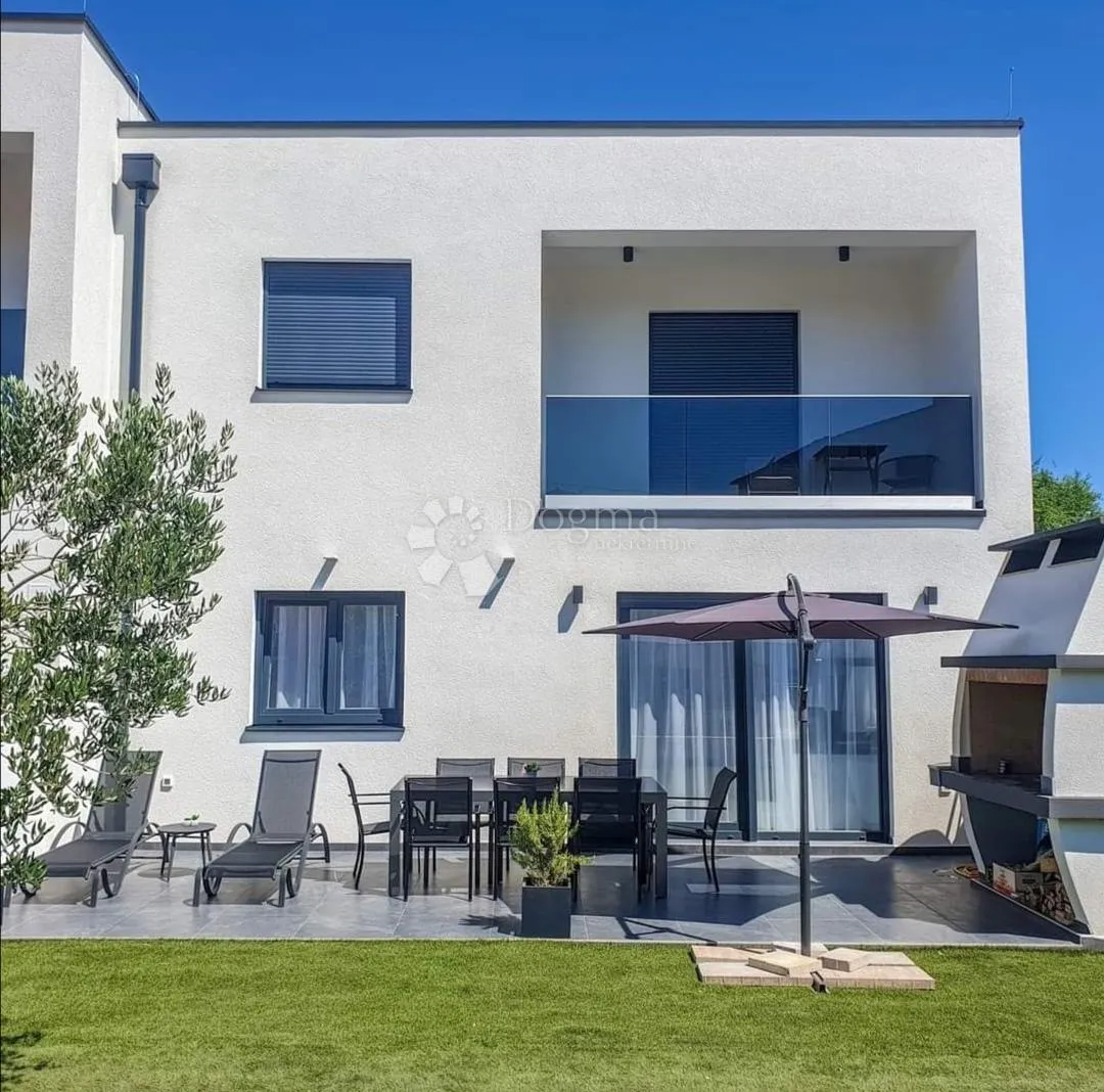 vodice - atraktivna kuća moderno namještena - slika 4