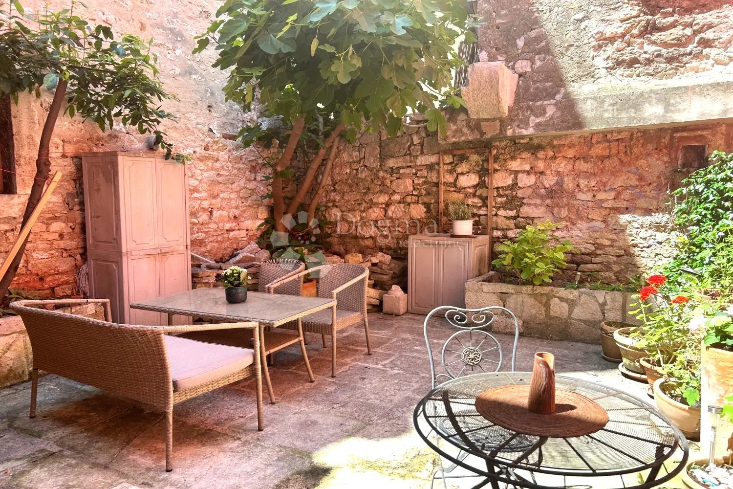 rovinj – unikatna kuća s vrtom u srcu starog grada - slika 1